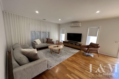 Property photo of 18 Healesville Loop Craigieburn VIC 3064