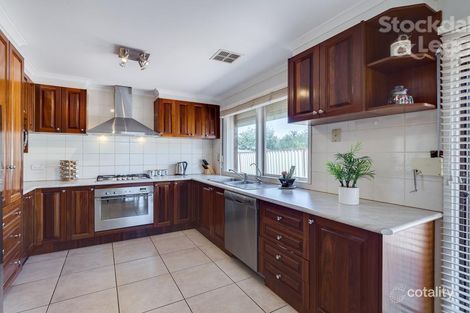 Property photo of 11 Stradella Close Mill Park VIC 3082
