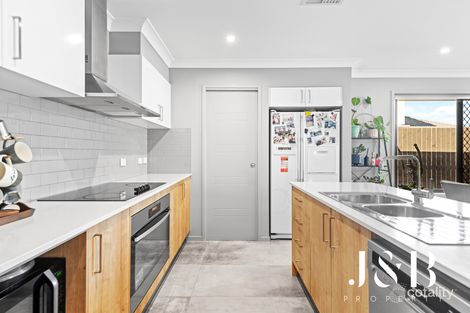 Property photo of 20 Acacia Place Spring Mountain QLD 4300