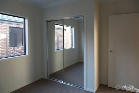 Property photo of 8 Corinna Way Pakenham VIC 3810