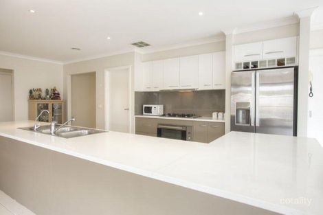 Property photo of 4 Moonlight Rise Cranbourne East VIC 3977
