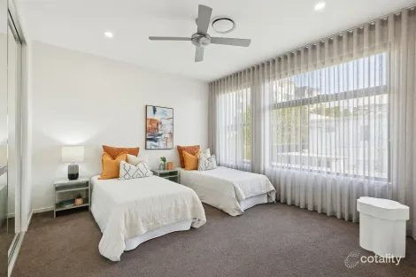 Property photo of 1062A Lakeview Terrace Benowa QLD 4217