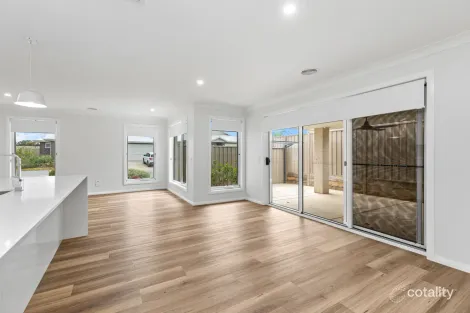 Property photo of 8 Billabong Crescent Gobbagombalin NSW 2650