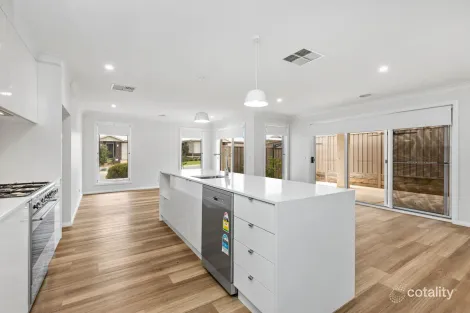 Property photo of 8 Billabong Crescent Gobbagombalin NSW 2650