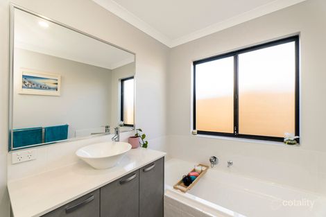 Property photo of 4 Seaview Place Wannanup WA 6210