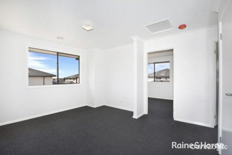 Property photo of 10 Tulliallan Boulevard Cranbourne North VIC 3977