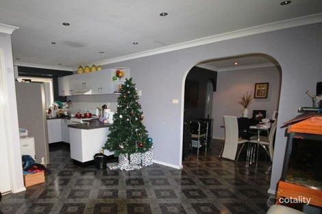 Property photo of 27 Tamworth Crescent Hoxton Park NSW 2171