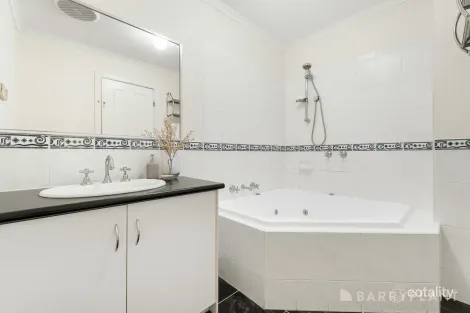 Property photo of 17 Mountain View Road Kilsyth VIC 3137