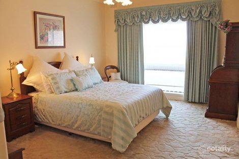 Property photo of 4 Lindsay Close Mill Park VIC 3082