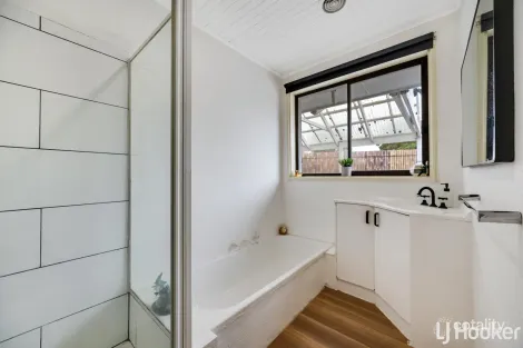 Property photo of 2 Jasmine Place Melton West VIC 3337