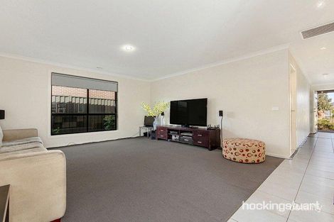 Property photo of 17 Duncombe Park Way Deer Park VIC 3023
