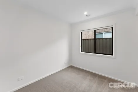 Property photo of 40 Burrawang Loop Mickleham VIC 3064