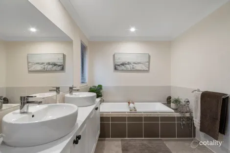 Property photo of 43 Shamrock Court Chuwar QLD 4306