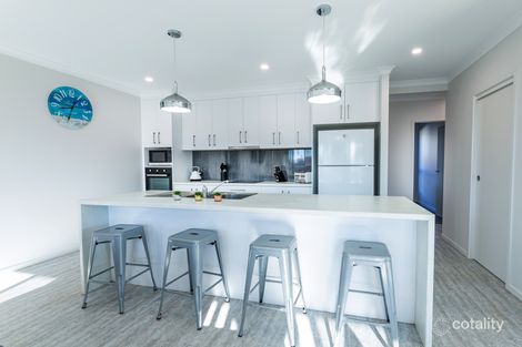 Property photo of 2 Honeybee Court Avenell Heights QLD 4670