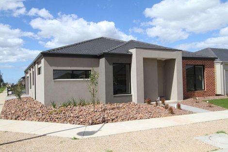 Property photo of 2 Kinnear Avenue Tarneit VIC 3029