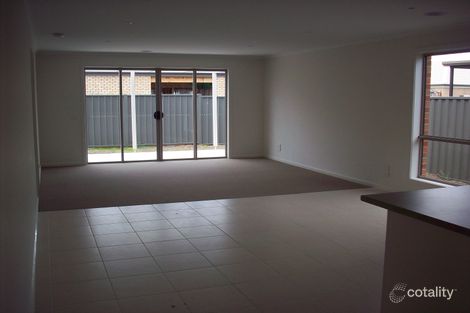 Property photo of 32 Murrumbidgee Street Manor Lakes VIC 3024