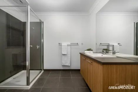 Property photo of 8 Carisbrooke Way Clyde North VIC 3978