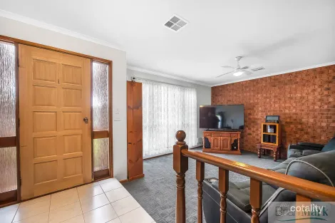 Property photo of 2/64 Cottrell Street Werribee VIC 3030