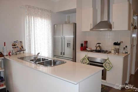 Property photo of 18 Sarton Link Pakenham VIC 3810