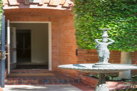 Property photo of 8 Berkeley Court Kew VIC 3101