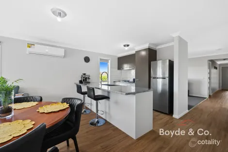 Property photo of 8 Sunline Street Drouin VIC 3818
