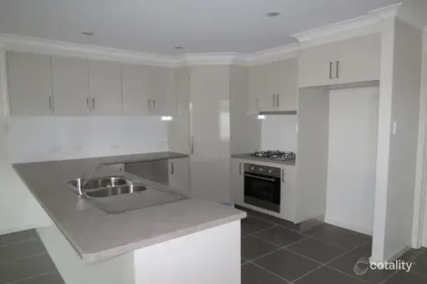 Property photo of 3 Ivers Place Emerald QLD 4720
