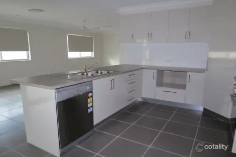 Property photo of 3 Ivers Place Emerald QLD 4720