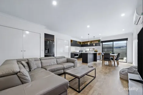 Property photo of 26 Errol Boulevard Mickleham VIC 3064