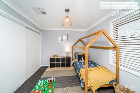 Property photo of 10 Ellwood Close Bourkelands NSW 2650