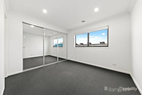 Property photo of 17 Carroll Walk Pakenham VIC 3810