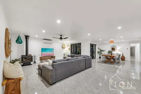 Property photo of 2 Ferndown Drive Cranbourne VIC 3977