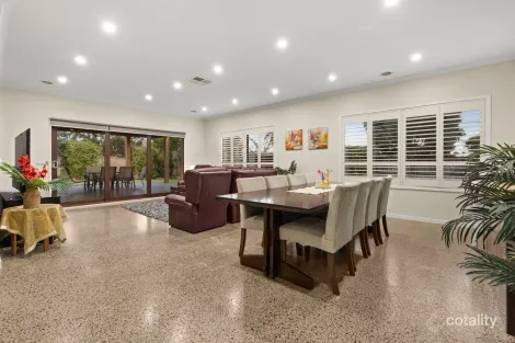 Property photo of 11 Glover Close Pakenham VIC 3810