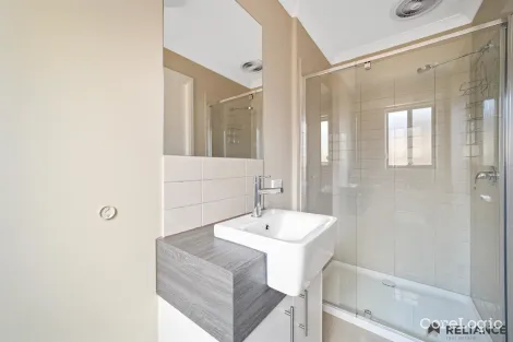 Property photo of 8 Toolern Waters Drive Weir Views VIC 3338