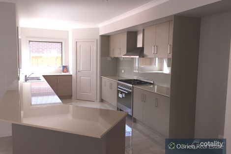 Property photo of 8 Marblelight Way Clyde North VIC 3978