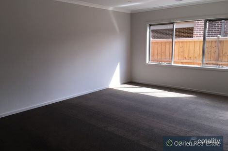 Property photo of 8 Marblelight Way Clyde North VIC 3978