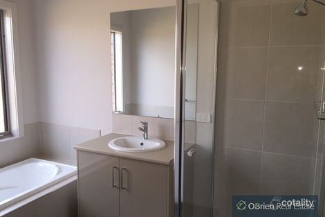 8 MARBLELIGHT WAY, CLYDE NORTH, VIC 3978