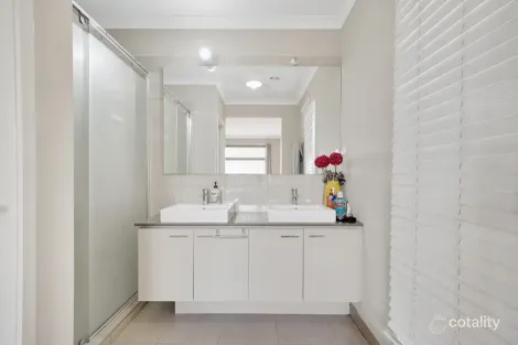 Property photo of 4 Uralla Street Manor Lakes VIC 3024