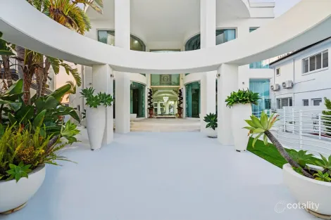 Property photo of 23 Queen Guineveres Place Paradise Point QLD 4216