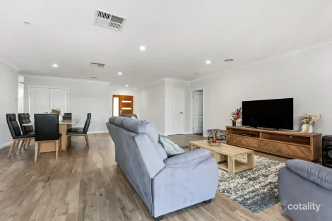 Property photo of 7 Jimberoo Loop Gobbagombalin NSW 2650