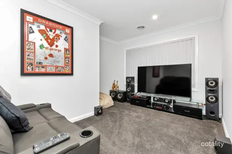 Property photo of 7 Jimberoo Loop Gobbagombalin NSW 2650