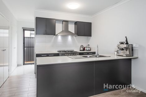 Property photo of 33 Arena Circuit Strathtulloh VIC 3338