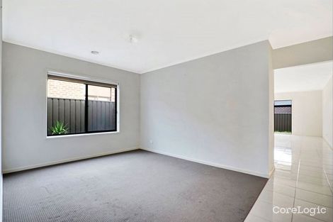 Property photo of 8 Fiona Road Cobblebank VIC 3338