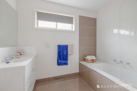 Property photo of 14 Burrawang Close Brookfield VIC 3338