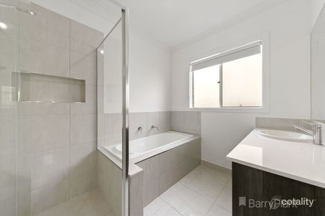 Property photo of 8 Heroic Street Drouin VIC 3818