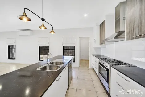 Property photo of 16 Beech Links Drive Ashfield QLD 4670