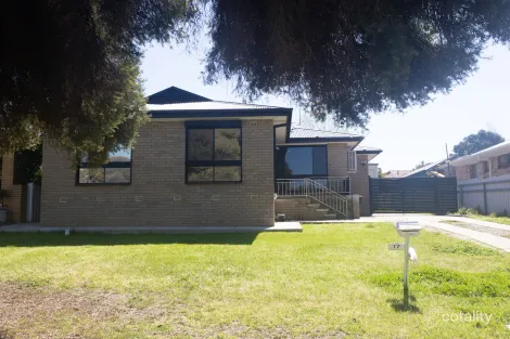 17 Fairbairn Cres, Kooringal, NSW 2650