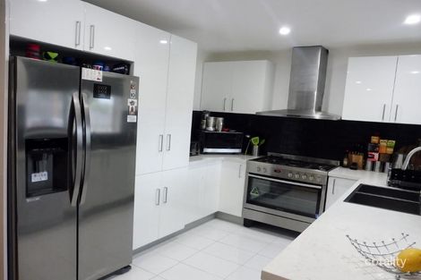 Property photo of 17 Jindalee Gardens Cranbourne West VIC 3977