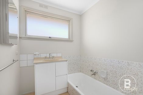 Property photo of 28 Ivanhoe Street Wendouree VIC 3355