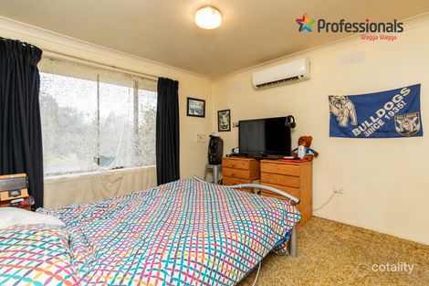 Property photo of 42 Fairbairn Crescent Kooringal NSW 2650