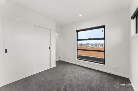 Property photo of 12 Centralpark Walk Strathtulloh VIC 3338